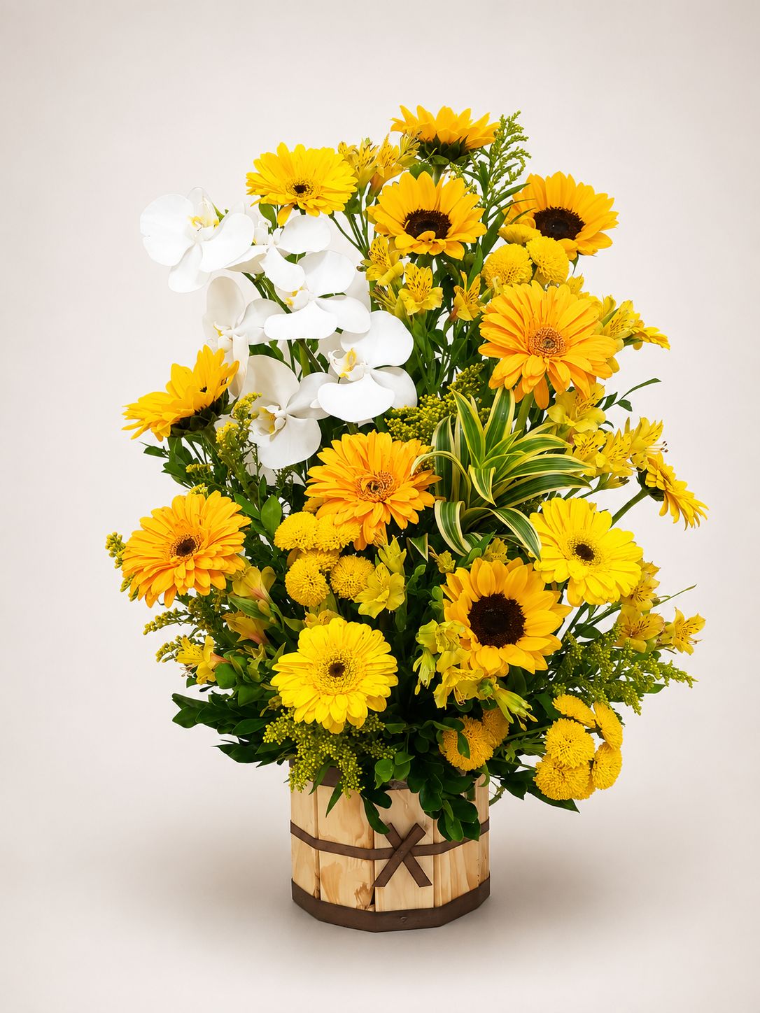 ARRANJO DE ORQUÍDEA COM
GIRASSOL E GÉRBERAS